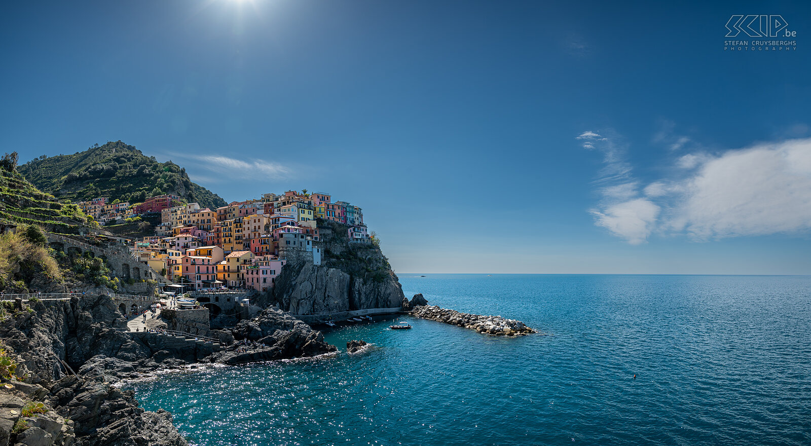 Manarola Manarola is built on a high rock 70 meters above sea level. This beautiful village of Cinque Terre has a small harbor with a boat ramp, narrow streets with picturesque multi-colored houses overlooking the sea and many fish restaurants. Stefan Cruysberghs